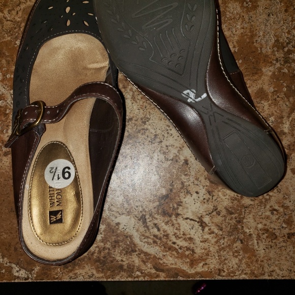 Closed toe slip on - Picture 2 of 3